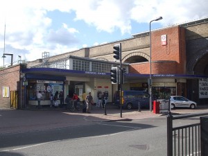 800px-Greenford_station_entrance