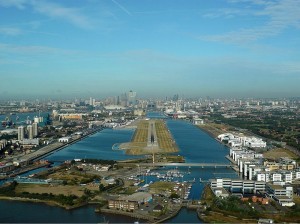 800px-London_City_Airport_Zwart